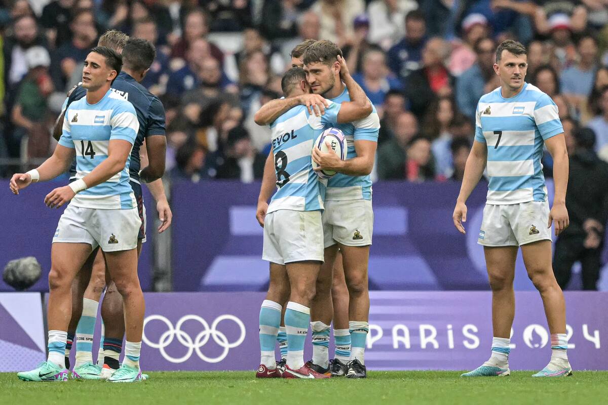 París 2024 se terminó para los Pumas 7s; Santiago Vera y Tobías Wade rodean el abrazo entre Gastón Revol, que se despidió del equipo, y Santiago Álvarez