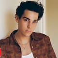Es modelo y actor, heredó la pasión por la pintura de su famoso padre y le encanta la fotografía submarina