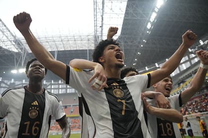 Paris Brunner, autor del gol del triunfo contra España, festeja junto a sus compañeros del seleccionado alemán, el próximo rival de Argentina en el Mundial Sub 17 de Indonesia.