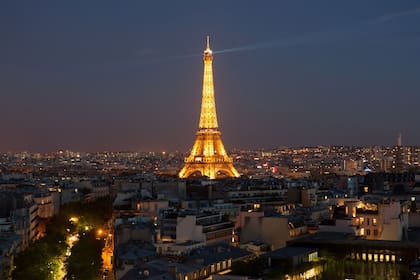 La Torre Eiffel se prepara para recibir los Juegos Olímpicos 2024