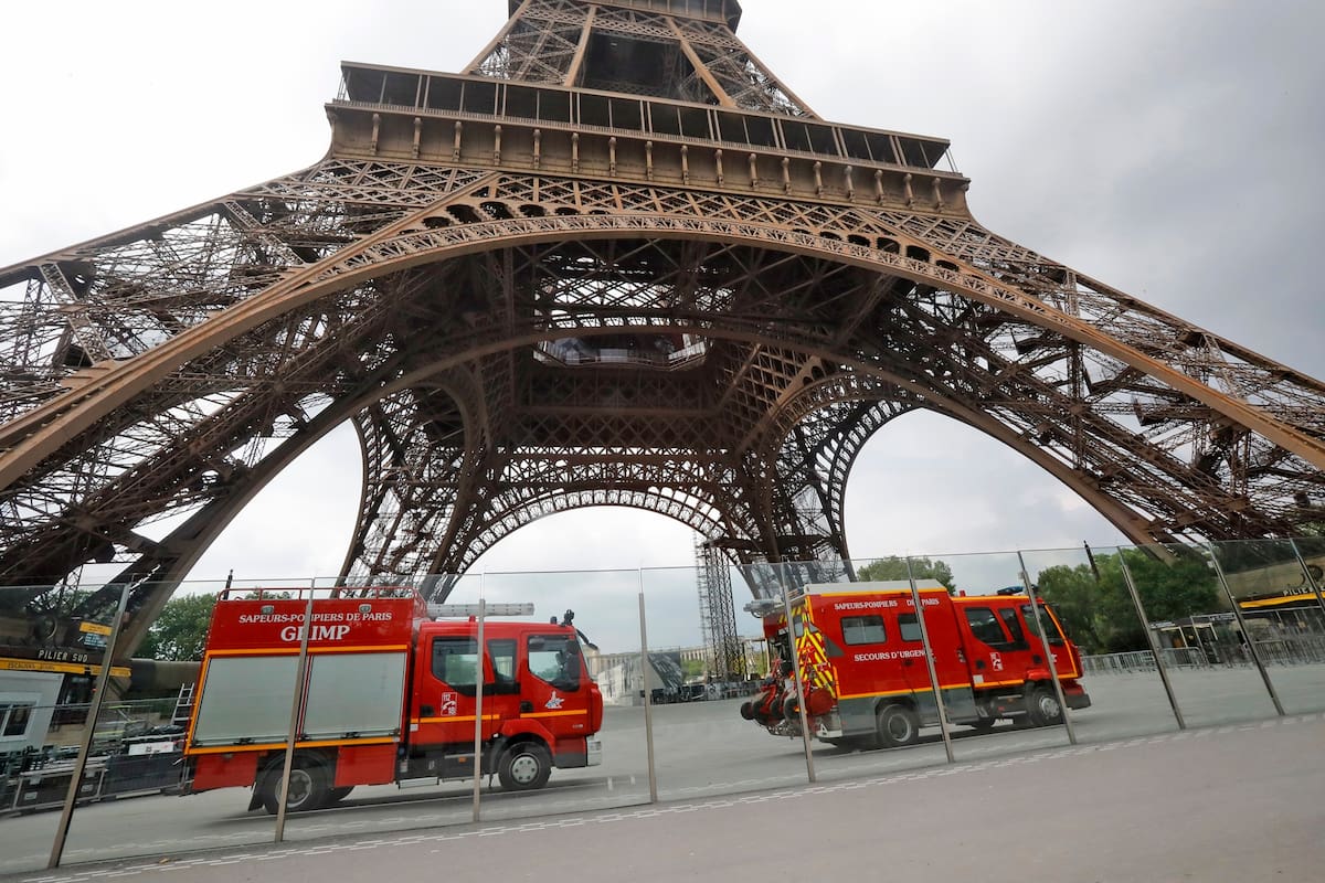 París: evacuan la Torre Eiffel ante la presencia de un hombre que intenta escalarla
