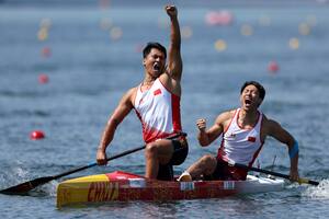 Tanta agua no puede apagar el fuego de dos dragones chinos