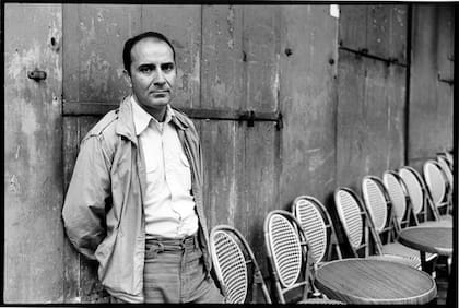 PARIS, FRANCE - JUNE 8. Argentinian writer Manuel Puig poses during a portrait session on June 8, 1981in Paris, France. (Photo by Ulf Andersen/Getty Images)