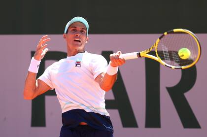 PARÍS, FRANCIA - 1 DE JUNIO: Facundo Bagnis de Argentina juega un golpe de derecha en el partido de la primera ronda de los hombres contra Benjamin Bonzi de Francia durante el tercer día del Abierto de Francia 2021 en Roland Garros el 1 de junio de 2021 en París, Francia. (Foto de Julian Finney / Getty Images)