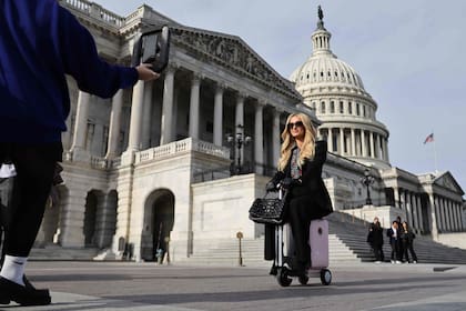 Paris Hilton, afuera del Capitolio el día en que la Cámara de Representantes aprobó la Ley para detener el Abuso Infantil Institucional