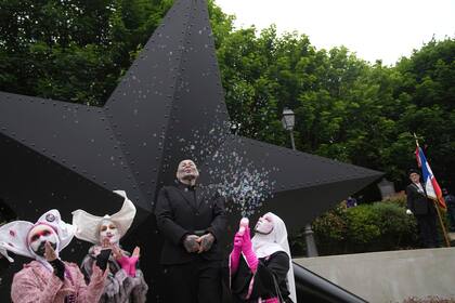 París inaugura monumento en memoria de víctimas LGBTQ+ del régimen nazi