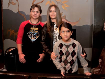 Paris junto a sus hermanos, Prince y Bigi Jackson, con quienes compartió una infancia marcada por los constantes traslados, las estrictas rutinas y las medidas que Michael Jackson tomaba para preservar su privacidad