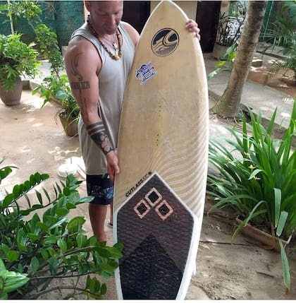 París muestra orgulloso su tabla de kitesurf, otra de sus pasiones