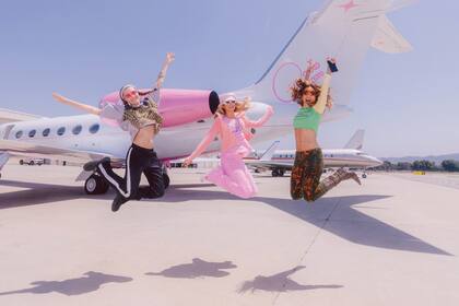 Paris rodeada
por Cara Delevingne
y Rita Ora antes de
volar en Sliv Air, el
jet de la empresaria