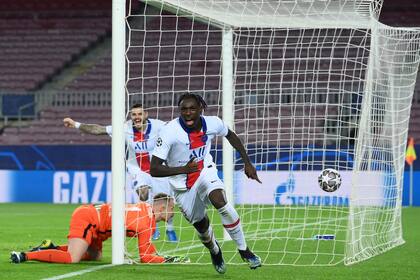 Moise Kean, de cabeza, marcó el tercero para PSG