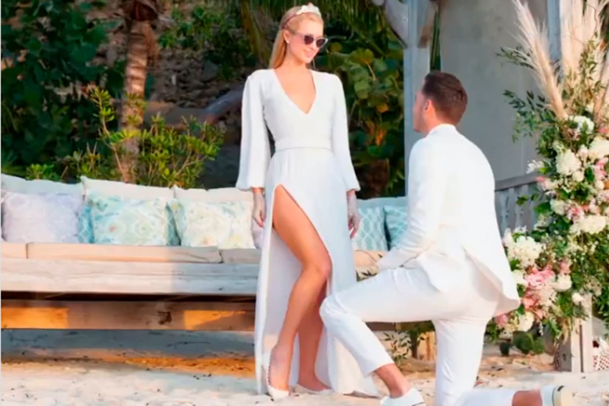 Paris se casó con Carter, luego de un romántico pedido de compromiso