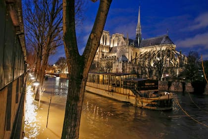 El río alcanzó los 5,73 metros, más de cuatro metros por encima de su nivel habitual; el museo del Louvre cerró un sector y algunas líneas de tren no funcionan