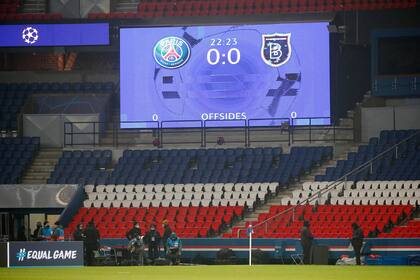 PSG v Istanbul Basaksehir fue suspendido por insultos racistas.