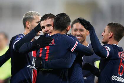 El abrazo entre Di María e Icardi, con Paredes en la izquierda; Fideo dio la asistencia para el gol del centro-atacante