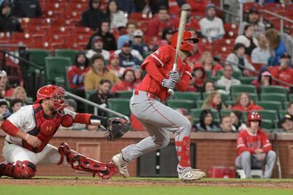 Paris y Trout ayudan a Angelinos a vencer 5-4 a Cardenales en 10 entradas