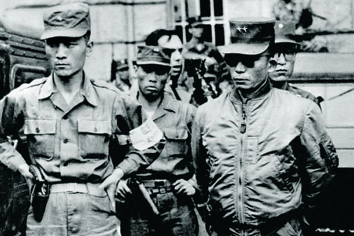 Park Chung Hee, con anteojos oscuros, en 1961, año del Golpe de Estado a través del cual llegó al poder