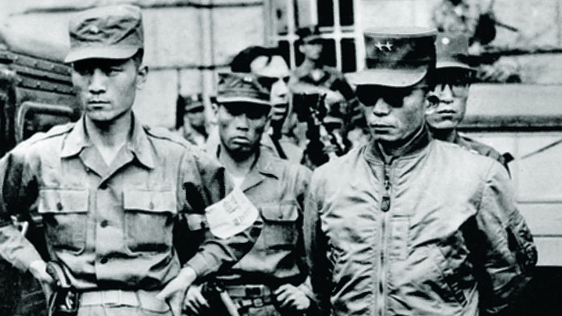 Park Chung Hee, con anteojos oscuros, en 1961, año del Golpe de Estado a través del cual llegó al poder