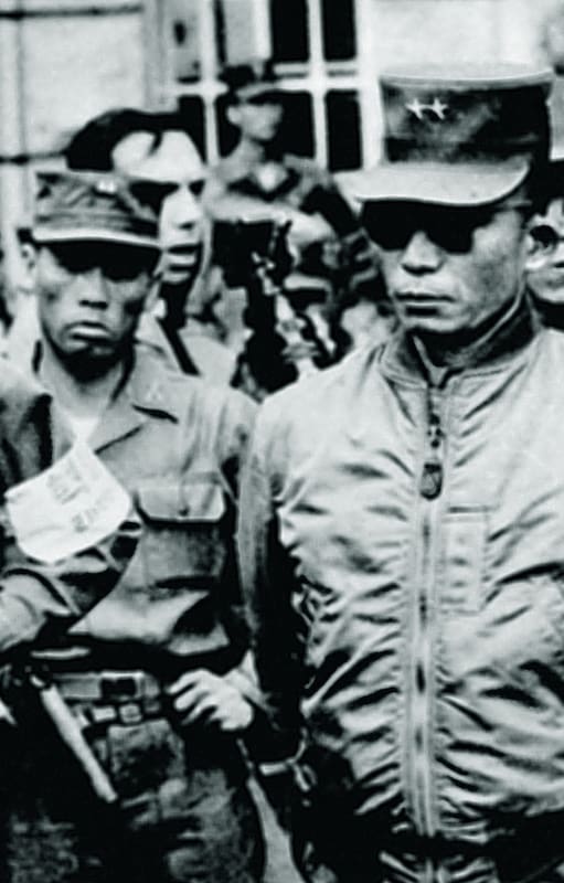 Park Chung Hee, con anteojos oscuros, en 1961, año del Golpe de Estado a través del cual llegó al poder