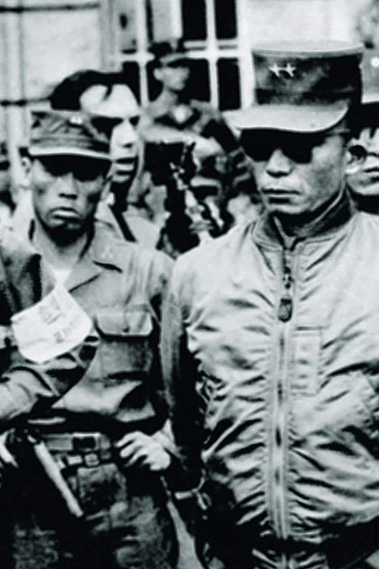Park Chung Hee, con anteojos oscuros, en 1961, año del Golpe de Estado a través del cual llegó al poder
