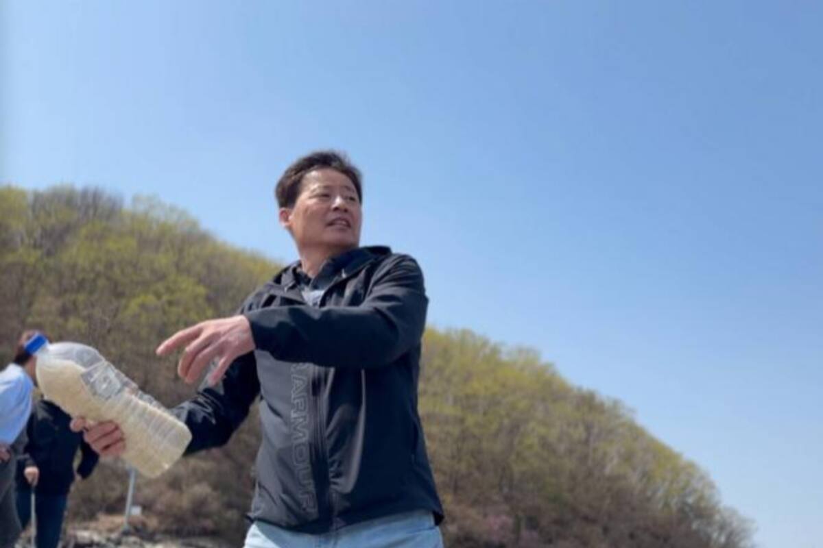 Park lleva casi una década enviando botellas de plástico llenas de arroz a Corea del Norte