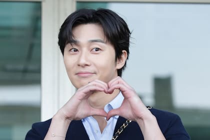Park Seo-Jun posando para los fotógrafos en el aeropuerto de Incheon, a las afueras de Seúl.