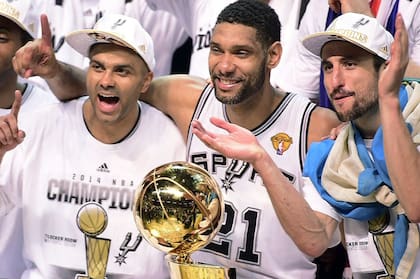 Ginóbili ganó, junto a Tony Parker y Tim Duncan, cuatro anillos, además de un sinfín de marcas
