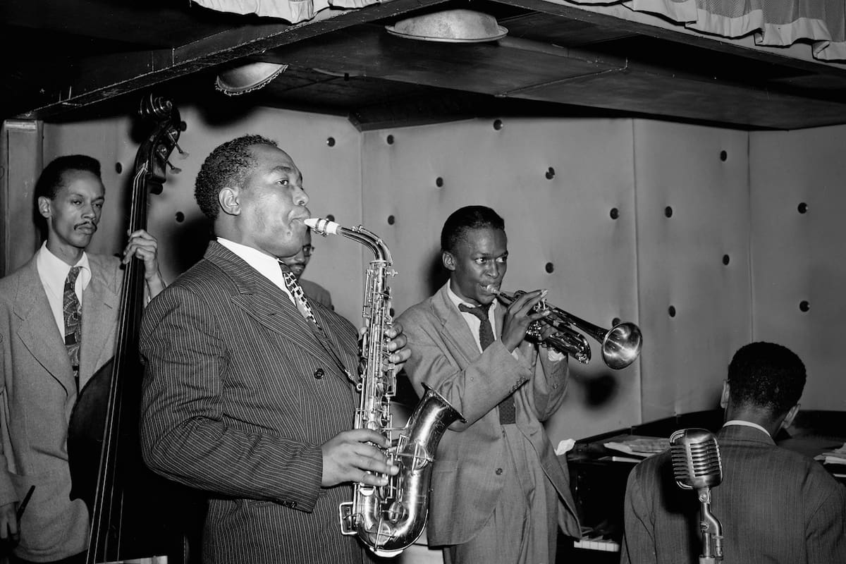 Parker, junto con Miles Davis, en el Three Deuces de Nueva York, en 1947. Los acompañan Tommy Potter (contrabajo), Max Roach (semitapado, batería) y Duke Jordan (piano)