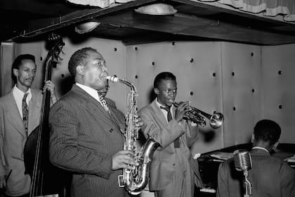 Parker, junto con Miles Davis, en el Three Deuces de Nueva York, en 1947. Los acompañan Tommy Potter (contrabajo), Max Roach (semitapado, batería) y Duke Jordan (piano)