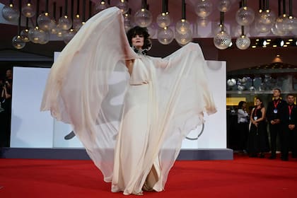 Parker Posey, a la vez, eligió un vaporoso vestido en tono hueso, con el que jugó para los flashes antes de la proyección