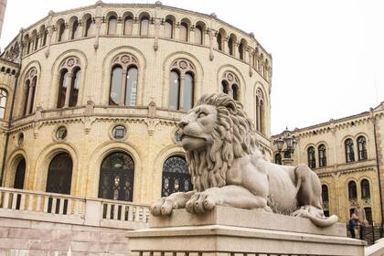 El parlamento de Noruega o Stortinget, en Karl Johans gate, se terminó de construir en 1866 y es obra del arquitecto Víctor Langlet.