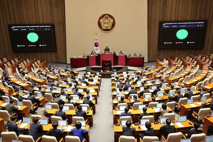 Parlamento surcoreano aprueba proyectos de ley para investigaciones especiales a Yoon y su esposa