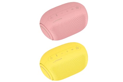Parlante portátil. ¿A tu mamá le gusta escuchar música en todas partes? Entonces el XBOOM Go PL2 Bluetooth de LG puede ser para ella. Es a prueba de salpicaduras, tiene conectividad Bluetooth, comandos de voz y 10 horas de autonomía. Precio: 11.999 pesos