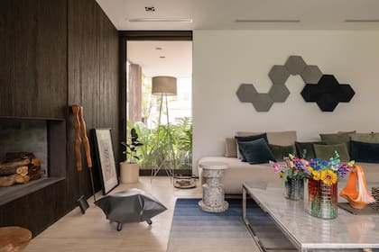 Parlantes modulares ‘Beosound Shape’ (Bang & Olufsen) de tela ‘Navy’ y ‘Wild Dove Grey’.