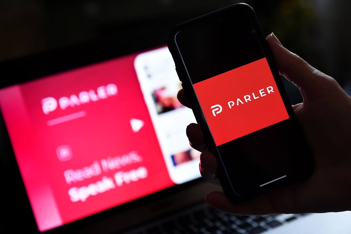 Parler, la popular red social usada por los seguidores de Donald Trump, ya no está disponible después de que Amazon le retirara el acceso a sus servidores por los persistentes mensajes de incitación a la violencia