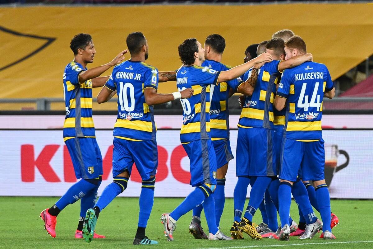 Parma, que marcha duodécimo en la Serie A, comunicó que uno de los integrantes del staff técnico dio positivo de coronavirus. Es el primer contagio desde la reanudación de la actividad oficial.
