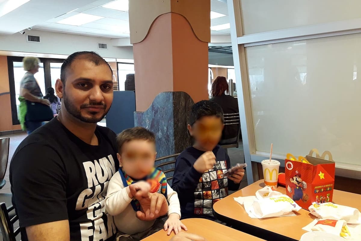 Parminder Basra, con dos de sus hijos, un año antes de matar a su esposa, María Lorenza Salinas, en la casa que compartían en el barrio porteño de Vélez Sarfield, en noviembre de 2019