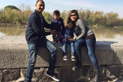 Parminder Basra, María Lorenza Salinas, 
 y dos de sus hijos, tres años antes de que la mujer fuese asesinada por su esposo en la casa que compartían en el barrio porteño de Vélez Sarfield, en noviembre de 2019