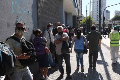 Largas filas para subir a un colectivo o entrar a locales comerciales