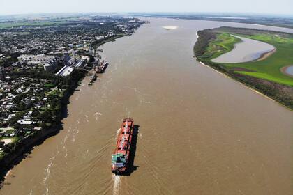 Desde los puertos de Santa Fe, la autopista fluvial es el canal principal por donde transita el comercio exterior de la argentina