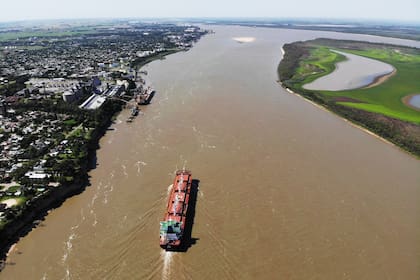 Paro de aceiteros y portuarios en todo el pais afecta la operacion de las plantas aceiteras y agro exportadoras y varios barcos esperan desde hace dias para poder cargar cereal en los puertos del cordon industrial del gran rosario, san lorenzo , pto san martin y timbues.
11-12-20
Foto: Marcelo Manera