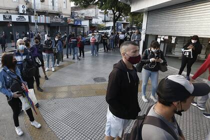 Paro nacional de trenes por 24 horas: largas colas de gente esperando el colectivo en Liniers