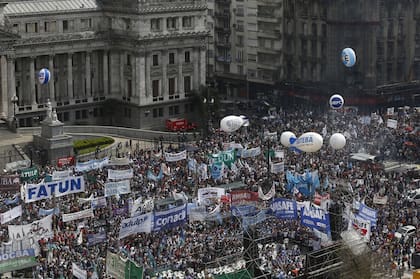 Paro y movilización. Marcha docente frente al Congreso Nacional, el 13 de septiembre pasado, en reclamo de una paritaria educativa nacional