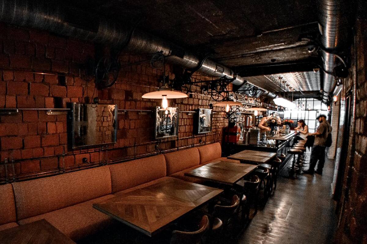 Parovoz, un bar en Kiev que funcionó como refugio de bombas durante la Guerra Fría y ha vuelto a ser refugio de ucranianos ahora