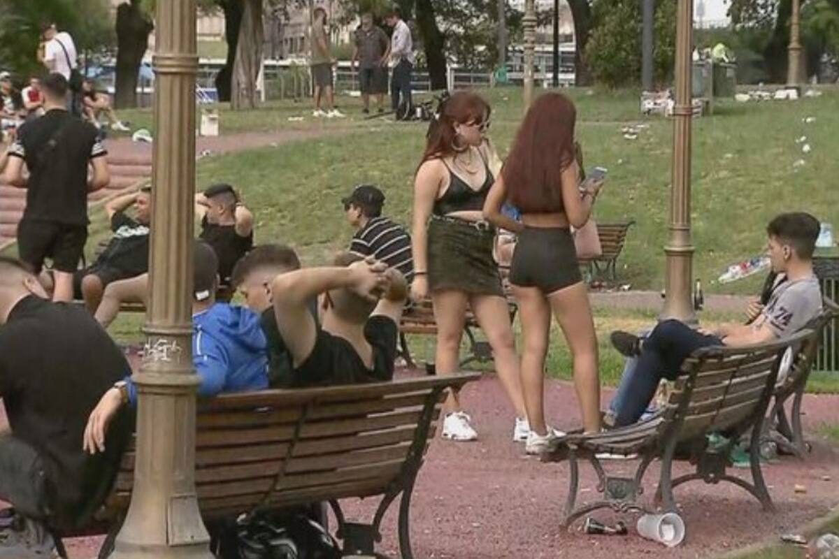 Parque Chacabuco amaneció lleno de gente celebrando el Año Nuevo