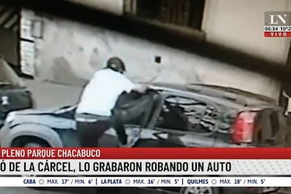 Parque Chacabuco: le dobló la puerta para robarle el auto a plena luz del día