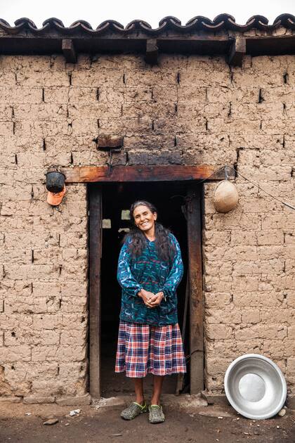 Josefa Vilte abre las puertas de su casa en la comunidad Baritú para recibir a los visitantes.