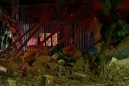 Parque Patricios: se derrumbó un supermercado chino luego de una explosión