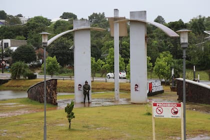 Los primeros 1.000 metros de la frontera seca son un coqueto lago artificial con dos puentecitos y unos jardines de pasto bien cuidado, que conforman el Parque de la Integración