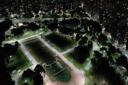 El alumbrado público LED en distintos puntos de la ciudad, entre los que se encuentran las plazas y los parques porteños, fue una de las apuestas concretas que implementaron en Buenos Aires para adaptarse a la nueva realidad