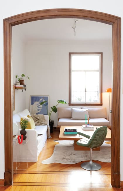 Parquet impecable, puerta con arco de medio punto y ventanas con vitraux, detalles de lujo.